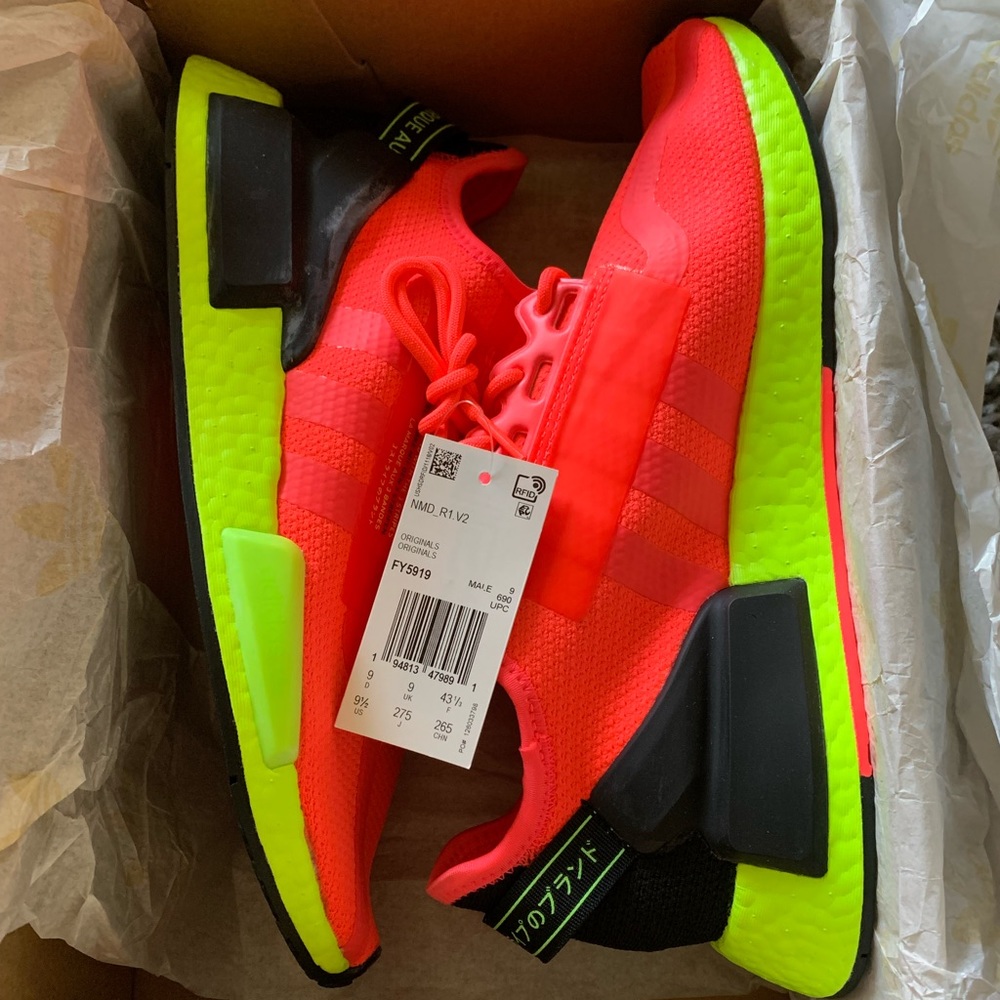 Adidas NMD R1.V2
Signal Pink/Signal Green